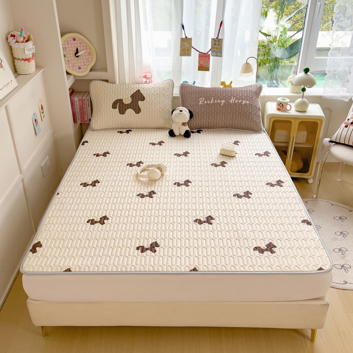 91家纺网 家纺一手货源 找家纺 摩妮卡 2026新款数码大版小清新乳胶凉席床席款三件套-场景二 勤劳小马驹