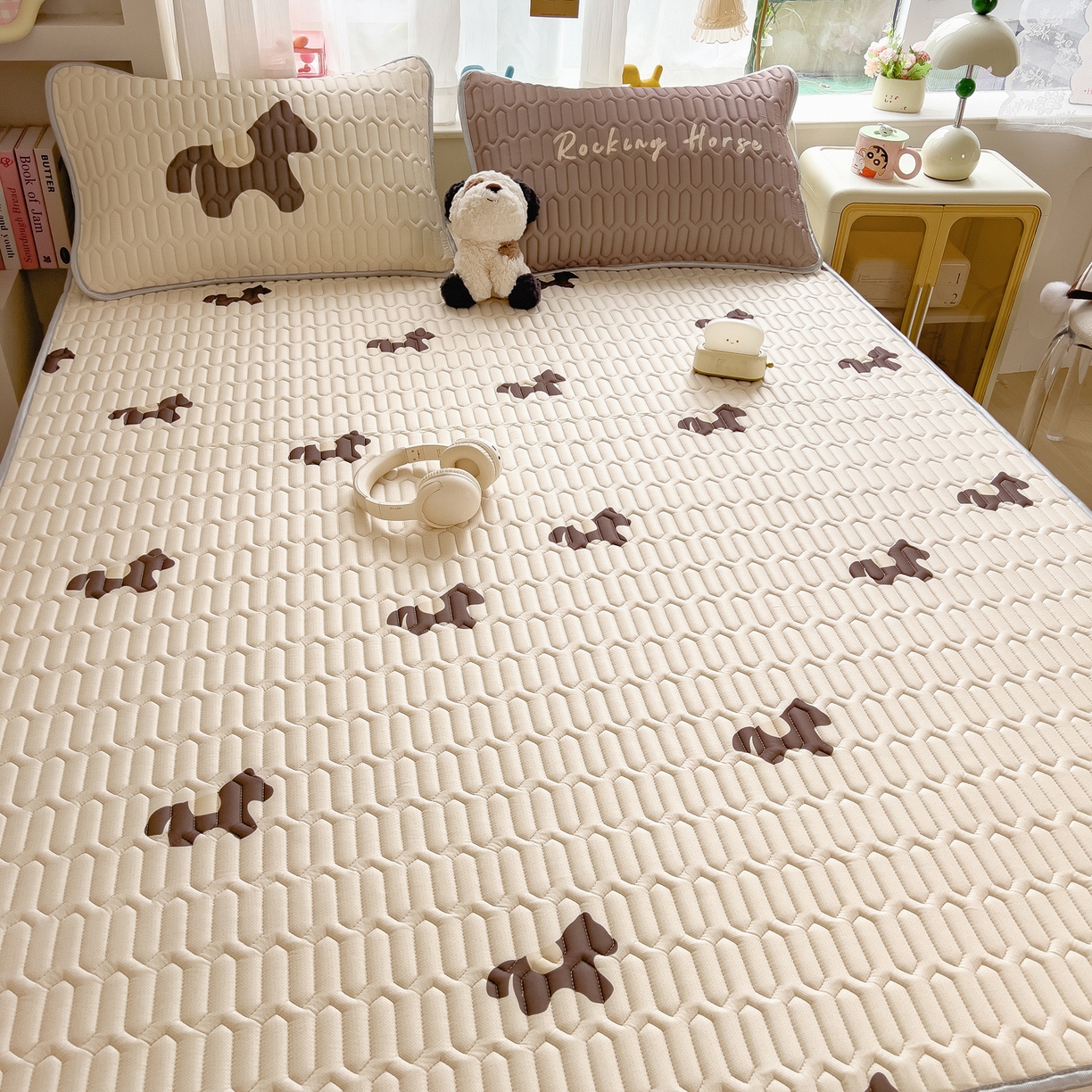 91家纺网 家纺一手货源 找家纺 摩妮卡 2026新款数码大版小清新乳胶凉席床席款三件套-场景二 勤劳小马驹