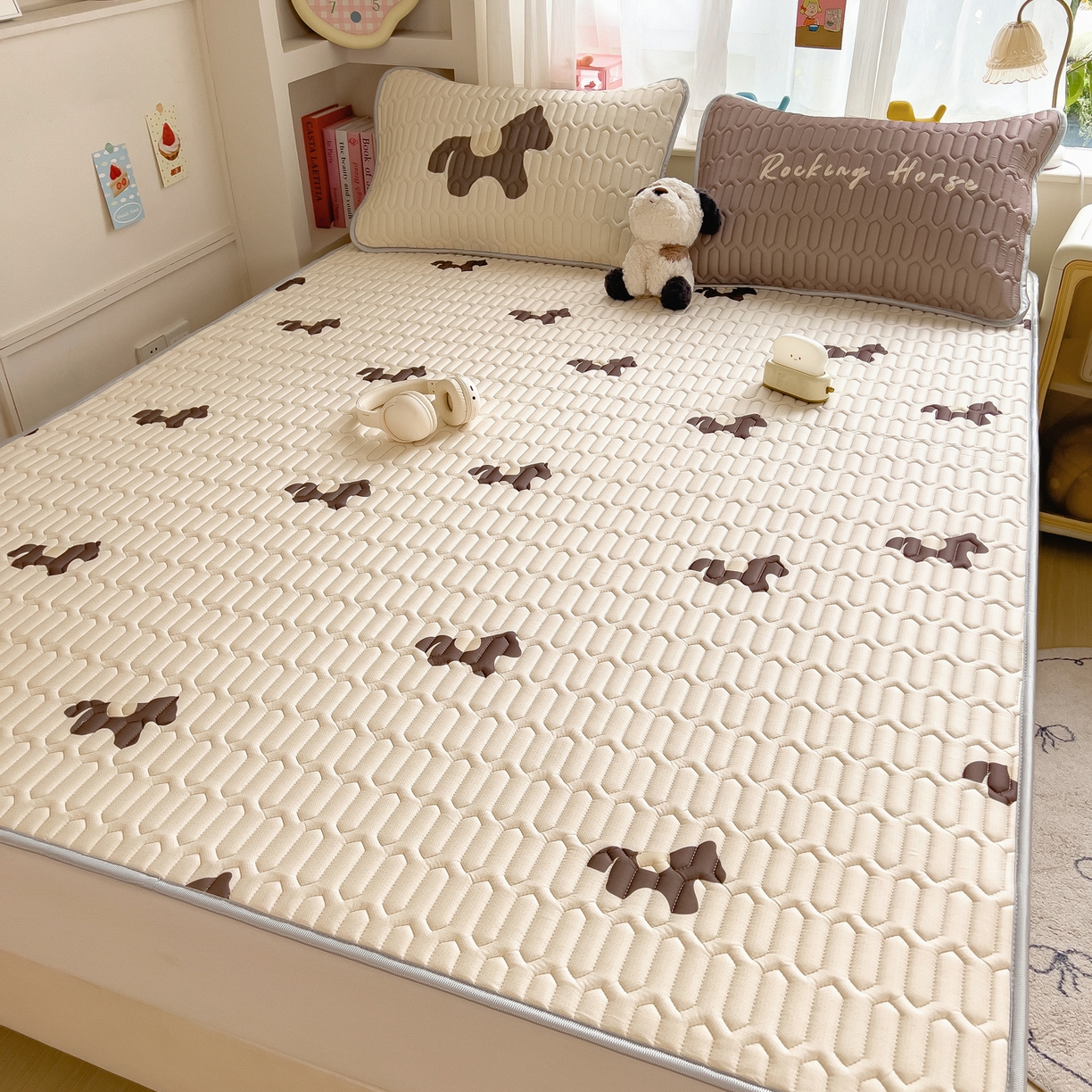 91家纺网 家纺一手货源 找家纺 摩妮卡 2026新款数码大版小清新乳胶凉席床席款三件套-场景二 勤劳小马驹