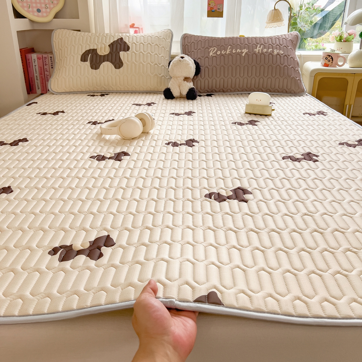 91家纺网 家纺一手货源 找家纺 摩妮卡 2026新款数码大版小清新乳胶凉席床席款三件套-场景二 勤劳小马驹