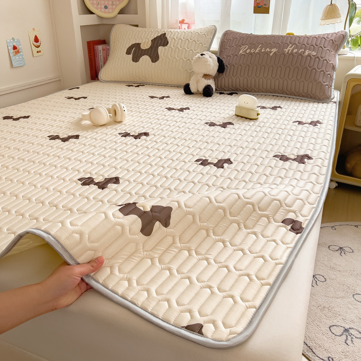 91家纺网 家纺一手货源 找家纺 摩妮卡 2026新款数码大版小清新乳胶凉席床席款三件套-场景二 勤劳小马驹