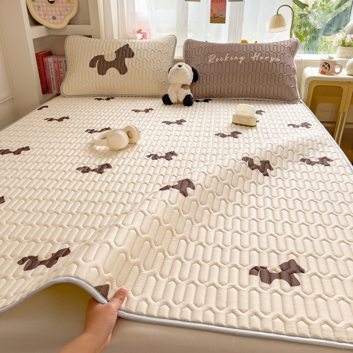 91家纺网 家纺一手货源 找家纺 摩妮卡 2026新款数码大版小清新乳胶凉席床席款三件套-场景二 勤劳小马驹