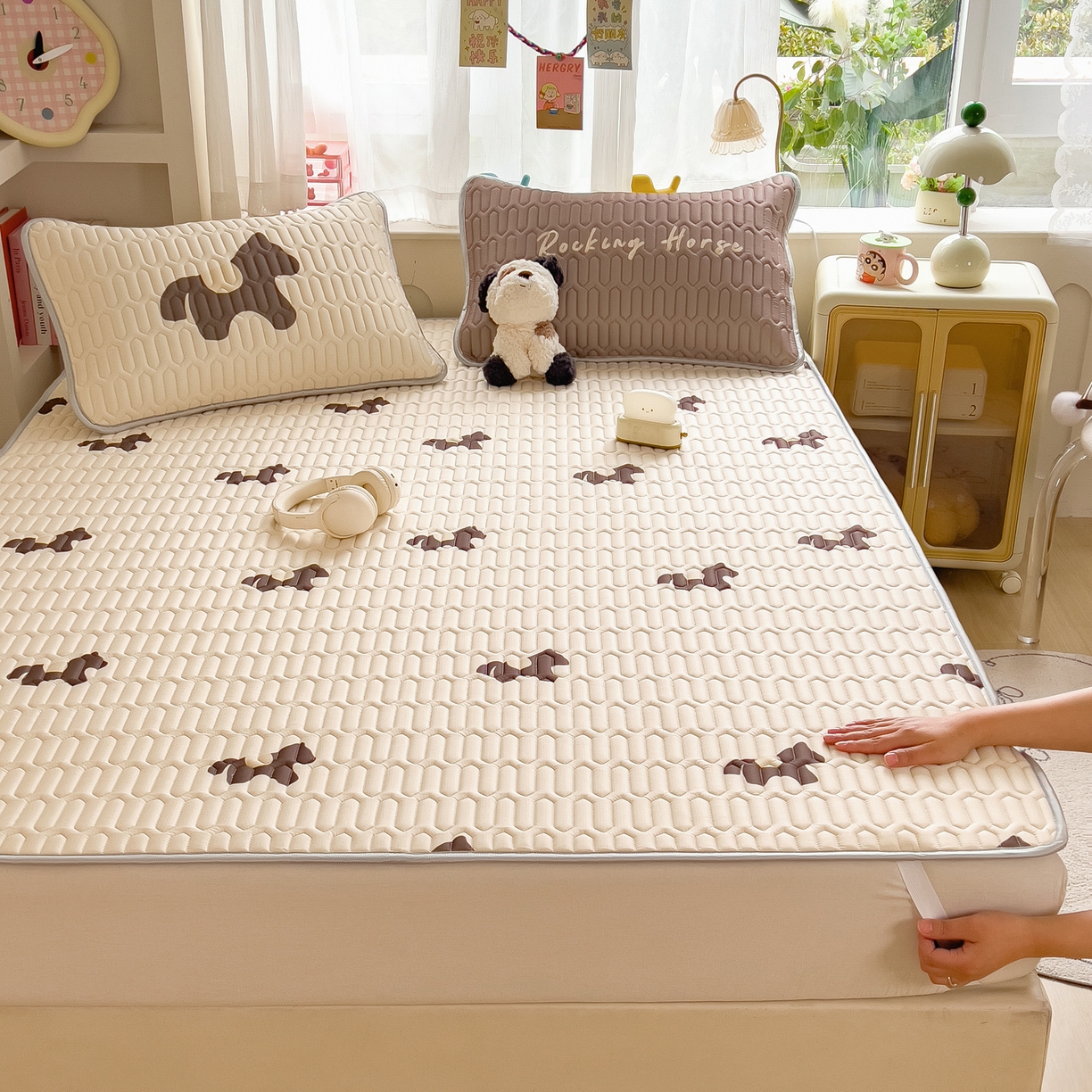 91家纺网 家纺一手货源 找家纺 摩妮卡 2026新款数码大版小清新乳胶凉席床席款三件套-场景二 勤劳小马驹