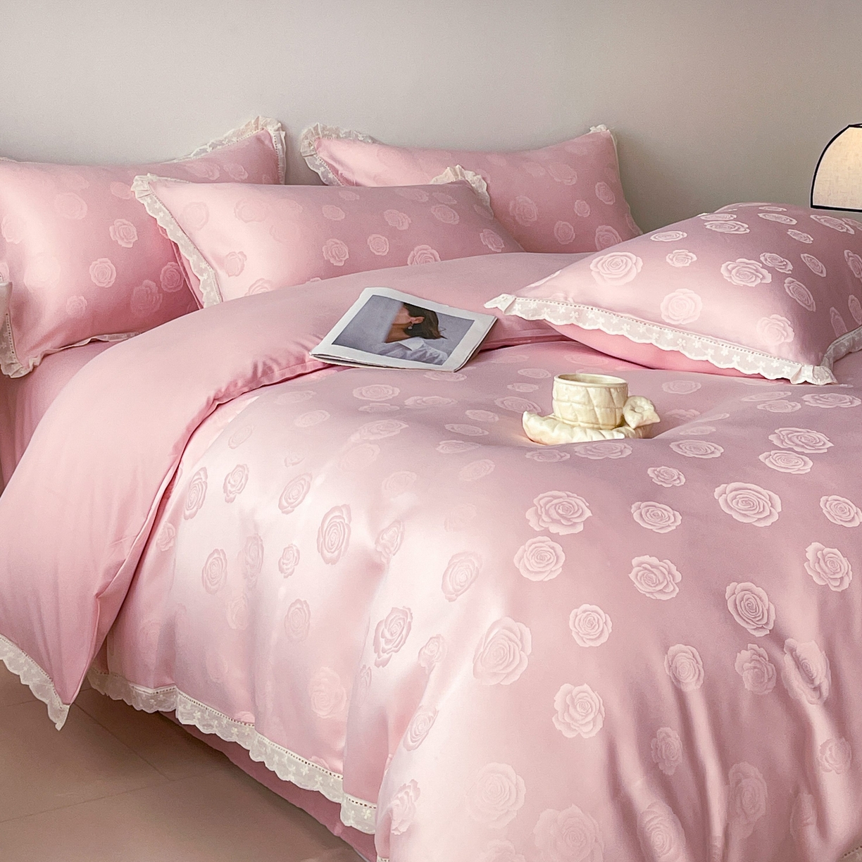 91家纺网 家纺一手货源 找家纺 大麦乐田 2026春夏新款贡缎提花花边双拼四件套 玫瑰 香粉玉