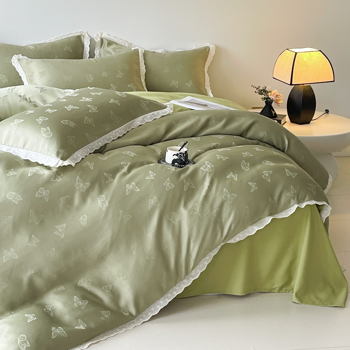 91家纺网 家纺一手货源 找家纺 大麦乐田 2026春夏新款贡缎提花花边双拼四件套 蝴蝶 抹茶绿