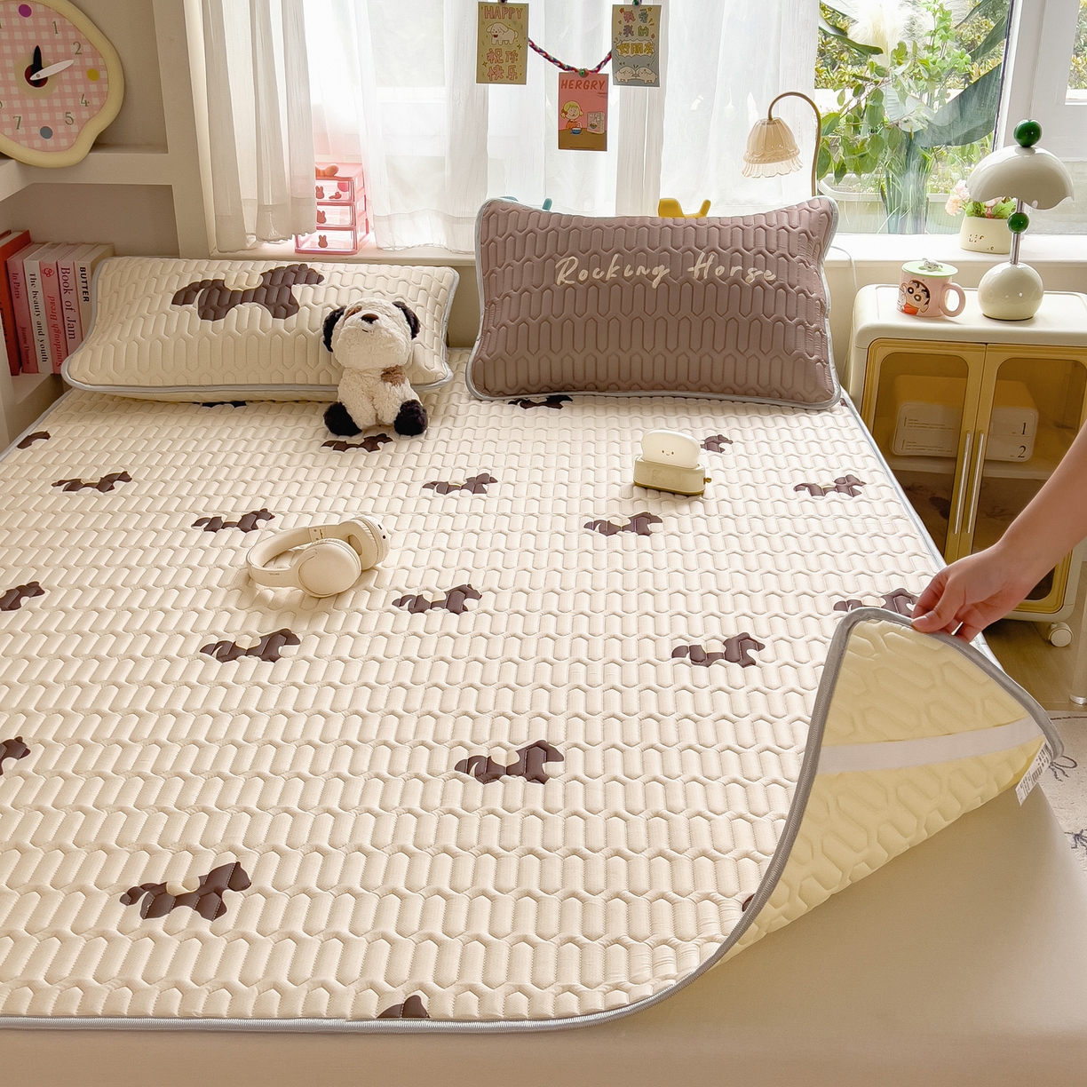 91家纺网 家纺一手货源 找家纺 摩妮卡 2026新款数码大版小清新乳胶凉席床席款三件套-场景二 勤劳小马驹