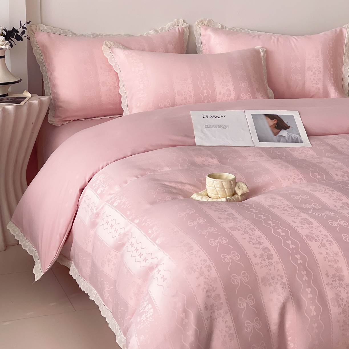 91家纺网 家纺一手货源 找家纺 大麦乐田 2026春夏新款贡缎提花花边双拼四件套 恬梦 香粉玉  