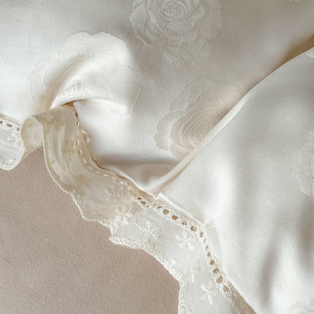 91家纺网 家纺一手货源 找家纺 大麦乐田 2026春夏新款贡缎提花花边双拼四件套 玫瑰 奶白米