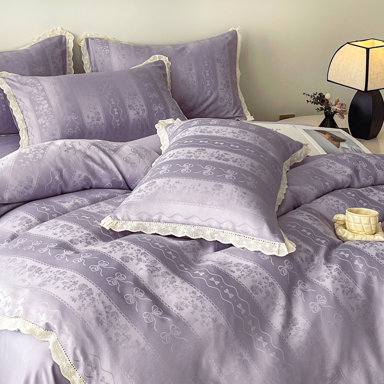 91家纺网 家纺一手货源 找家纺 大麦乐田 2026春夏新款贡缎提花花边双拼四件套 恬梦 初恋紫