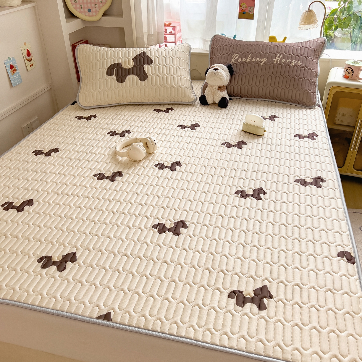 91家纺网 家纺一手货源 找家纺 摩妮卡 2026新款数码大版小清新乳胶凉席床席款三件套-场景二 勤劳小马驹