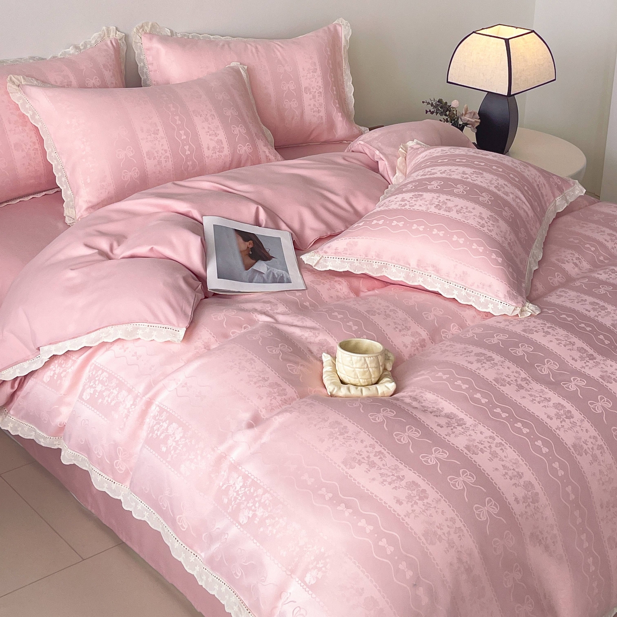 91家纺网 家纺一手货源 找家纺 大麦乐田 2026春夏新款贡缎提花花边双拼四件套 恬梦 香粉玉  