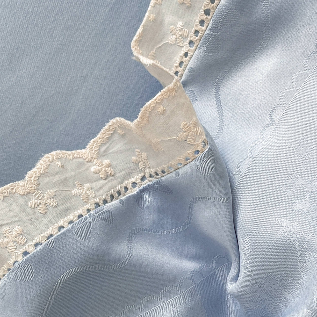 91家纺网 家纺一手货源 找家纺 大麦乐田 2026春夏新款贡缎提花花边双拼四件套 恬梦 山水兰