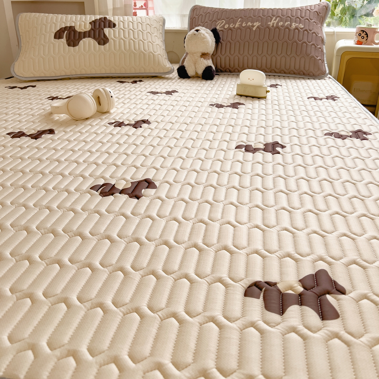 91家纺网 家纺一手货源 找家纺 摩妮卡 2026新款数码大版小清新乳胶凉席床席款三件套-场景二 勤劳小马驹