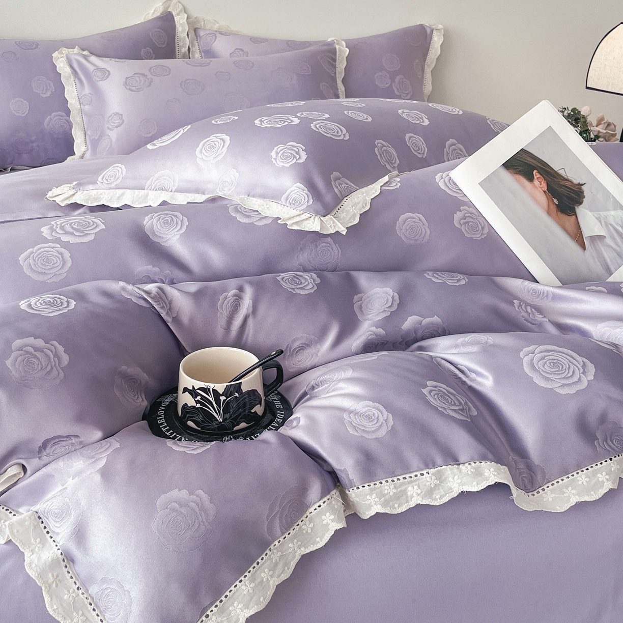 91家纺网 家纺一手货源 找家纺 大麦乐田 2026春夏新款贡缎提花花边双拼四件套 玫瑰 初恋紫