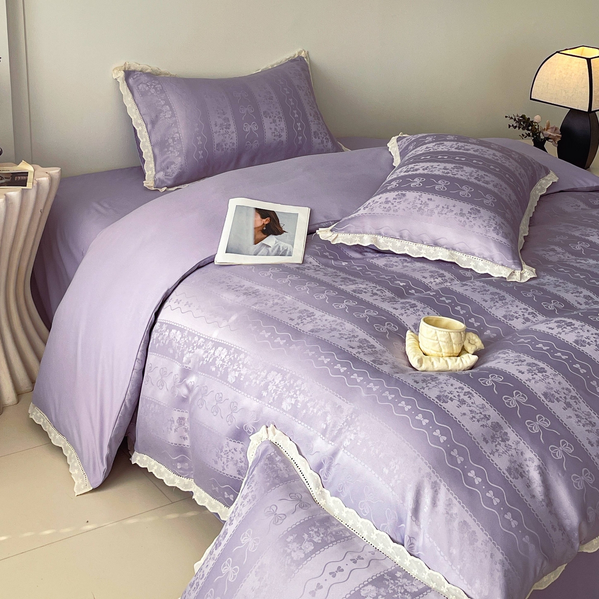 91家纺网 家纺一手货源 找家纺 大麦乐田 2026春夏新款贡缎提花花边双拼四件套 恬梦 初恋紫