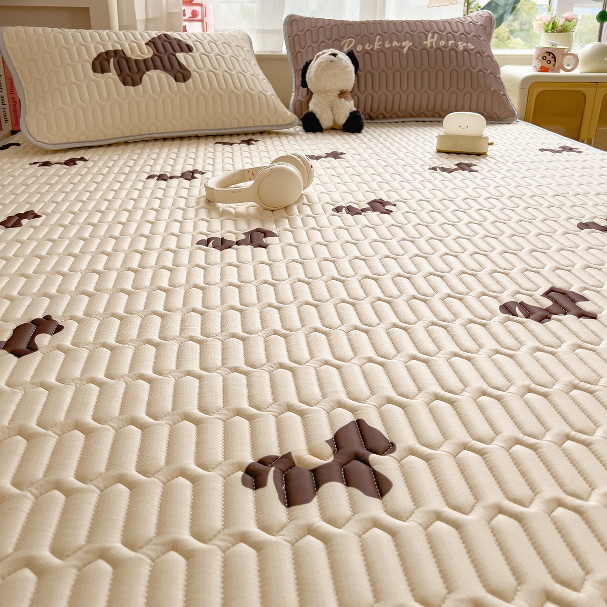 91家纺网 家纺一手货源 找家纺 摩妮卡 2026新款数码大版小清新乳胶凉席床席款三件套-场景二 勤劳小马驹