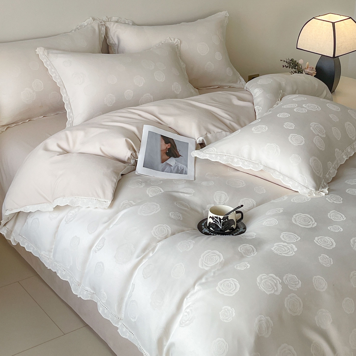 91家纺网 家纺一手货源 找家纺 大麦乐田 2026春夏新款贡缎提花花边双拼四件套 玫瑰 奶白米