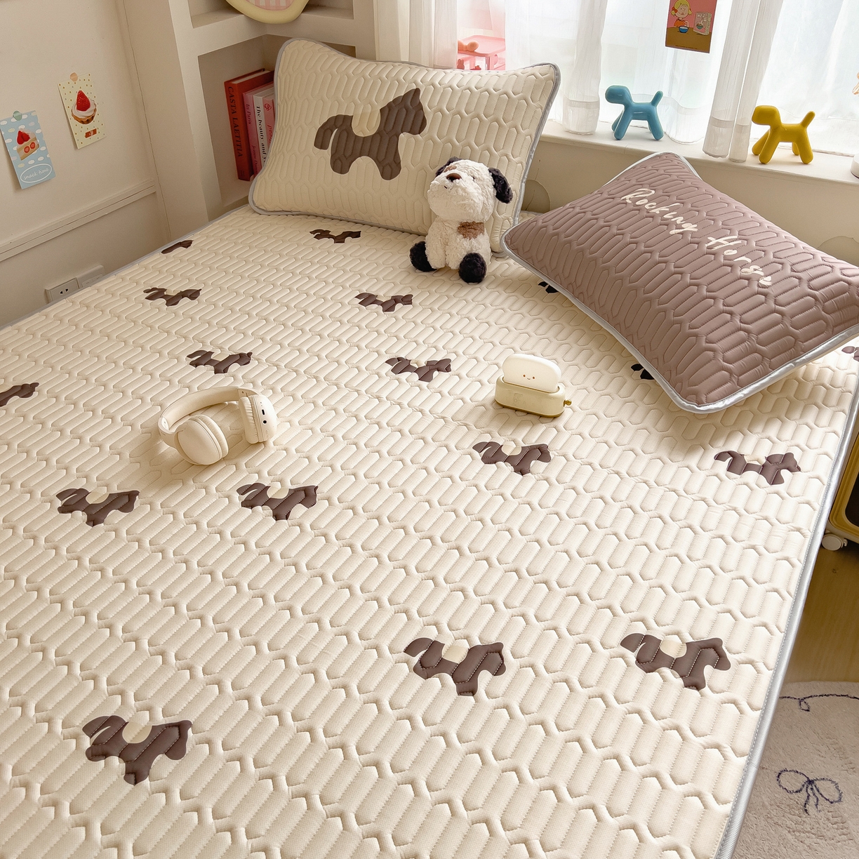 91家纺网 家纺一手货源 找家纺 摩妮卡 2026新款数码大版小清新乳胶凉席床席款三件套-场景二 勤劳小马驹