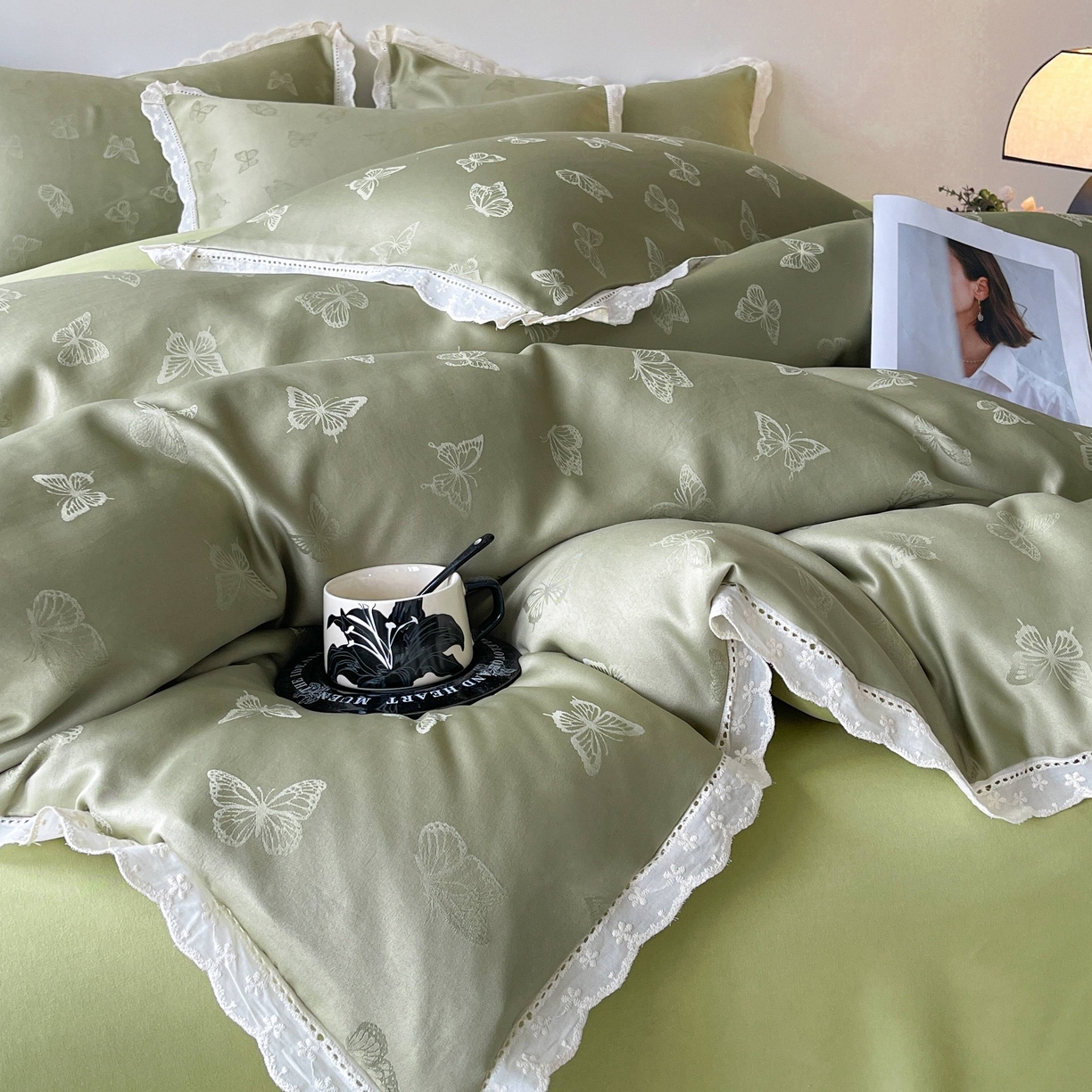 91家纺网 家纺一手货源 找家纺 大麦乐田 2026春夏新款贡缎提花花边双拼四件套 蝴蝶 抹茶绿