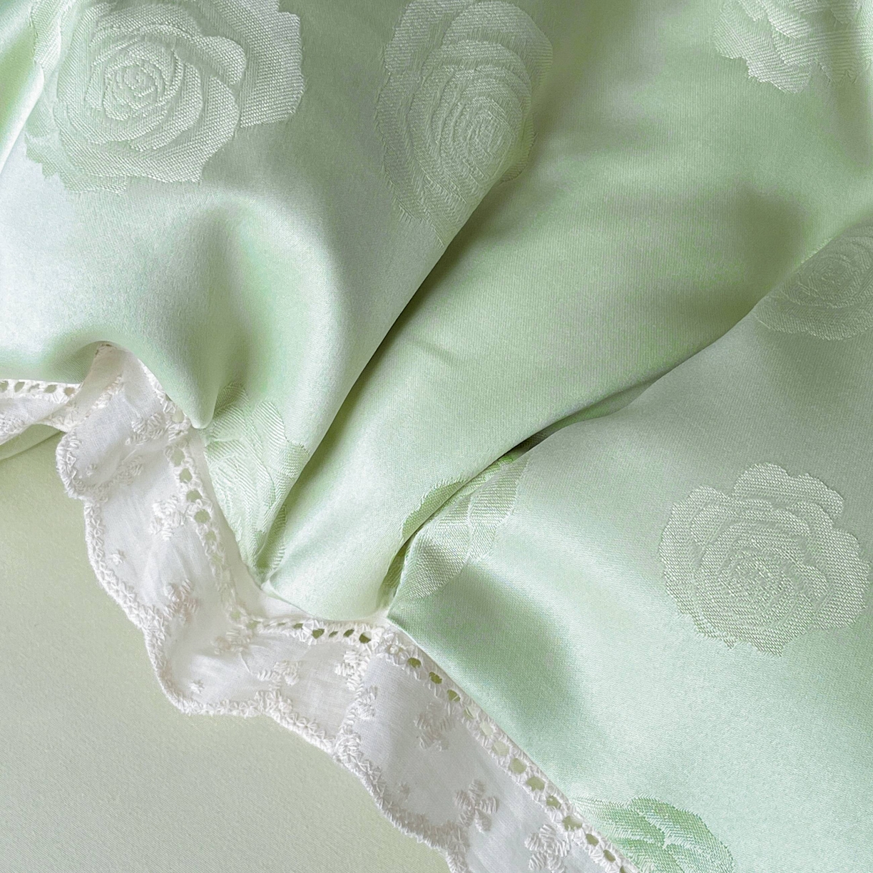 91家纺网 家纺一手货源 找家纺 大麦乐田 2026春夏新款贡缎提花花边双拼四件套 玫瑰 奶油绿
