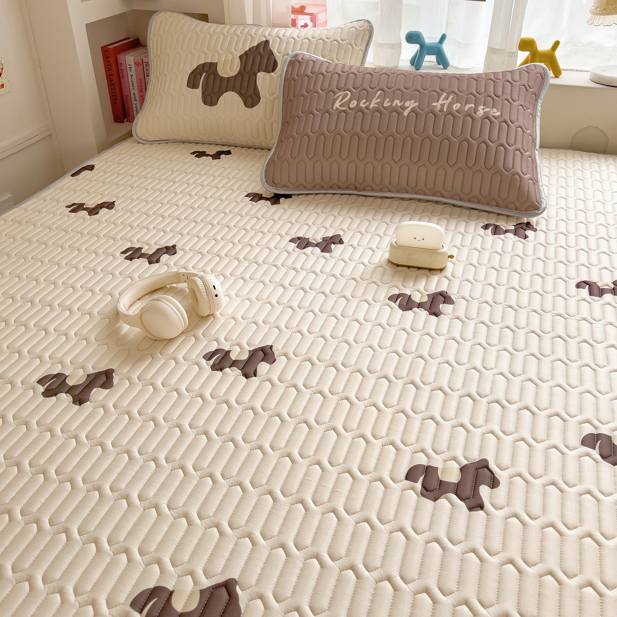 91家纺网 家纺一手货源 找家纺 摩妮卡 2026新款数码大版小清新乳胶凉席床席款三件套-场景二 勤劳小马驹