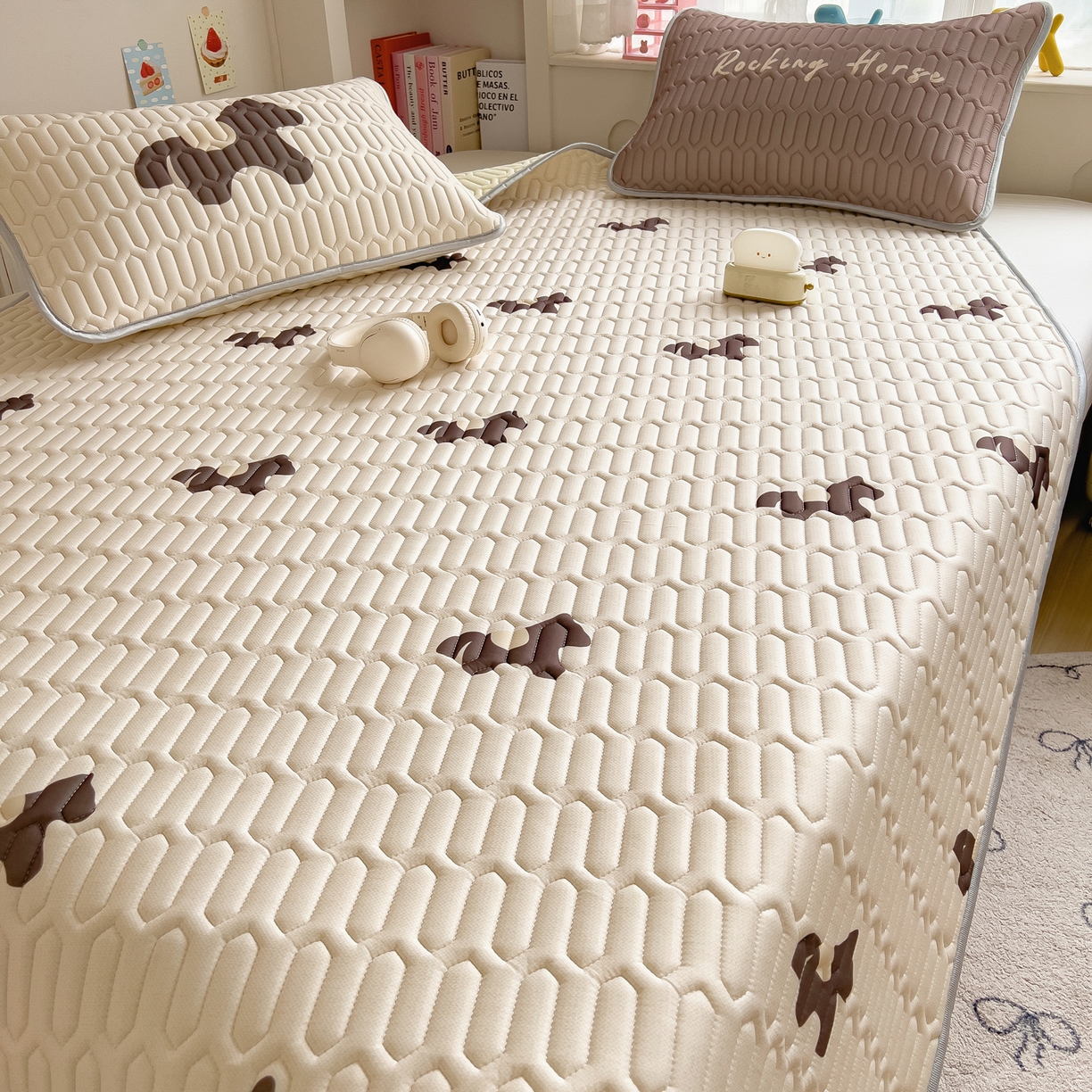 91家纺网 家纺一手货源 找家纺 摩妮卡 2026新款数码大版小清新乳胶凉席床席款三件套-场景二 勤劳小马驹