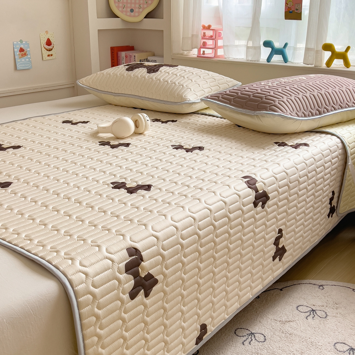 91家纺网 家纺一手货源 找家纺 摩妮卡 2026新款数码大版小清新乳胶凉席床席款三件套-场景二 勤劳小马驹