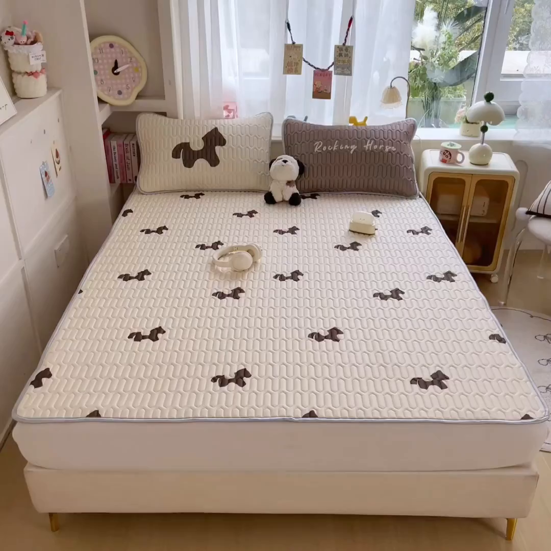 91家纺网 家纺一手货源 找家纺 摩妮卡 2026新款数码大版小清新乳胶凉席床席款三件套-场景二 勤劳小马驹