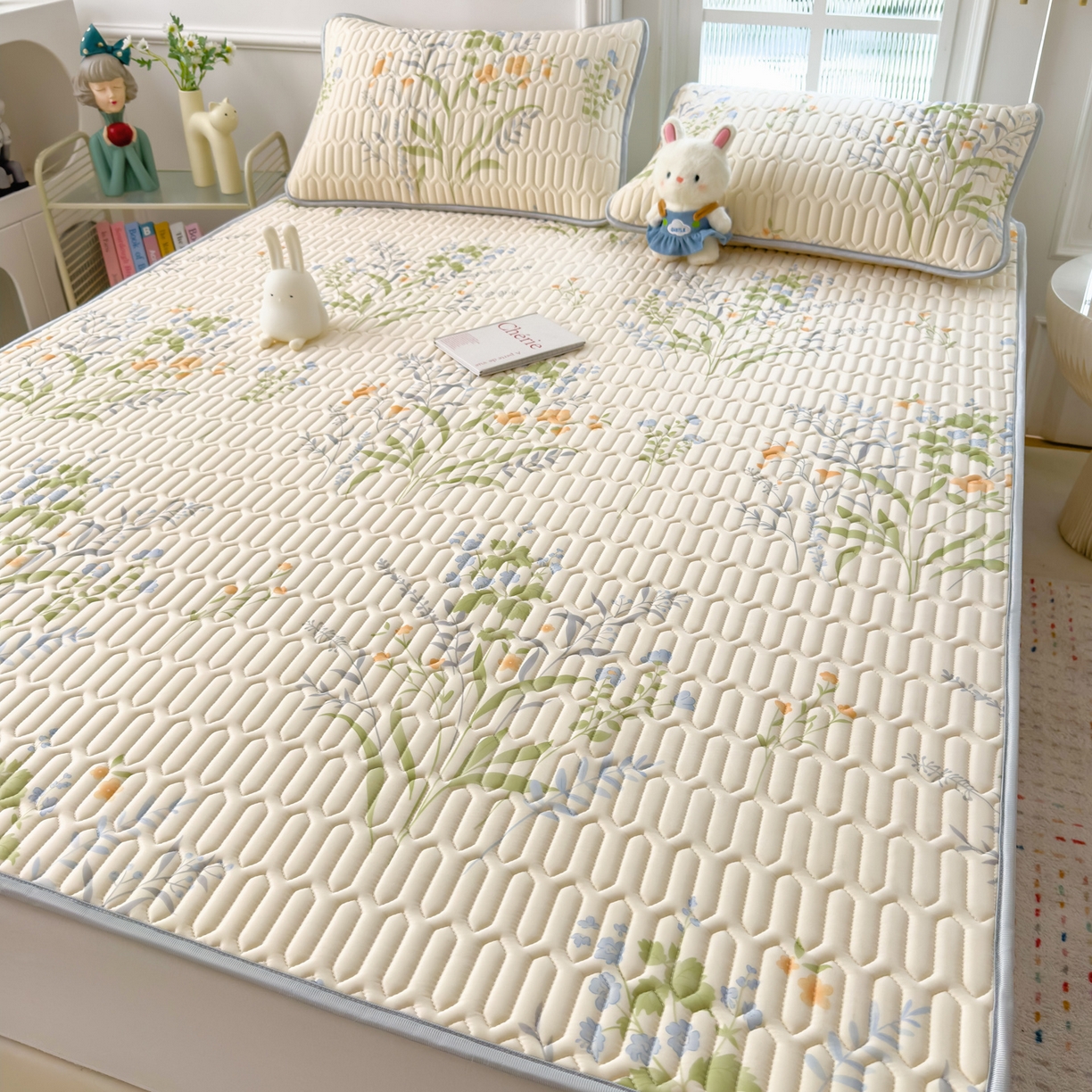 91家纺网 家纺一手货源 找家纺 摩妮卡 2026新款数码大版小清新乳胶凉席床席款三件套-场景二 清新花语