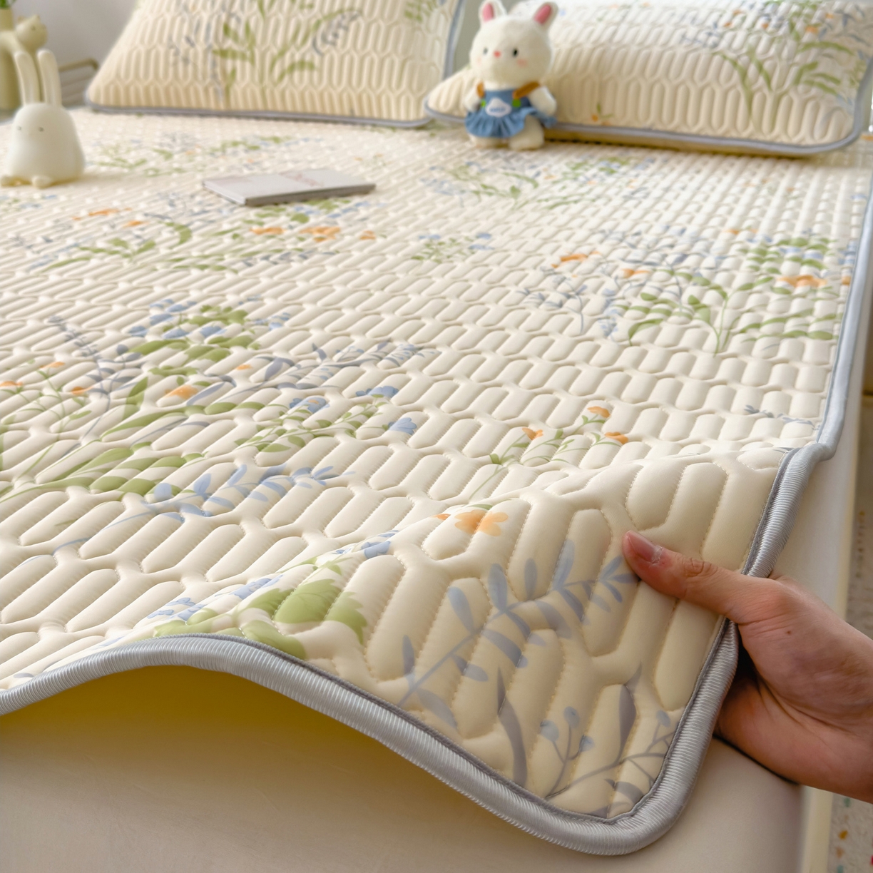 91家纺网 家纺一手货源 找家纺 摩妮卡 2026新款数码大版小清新乳胶凉席床席款三件套-场景二 清新花语