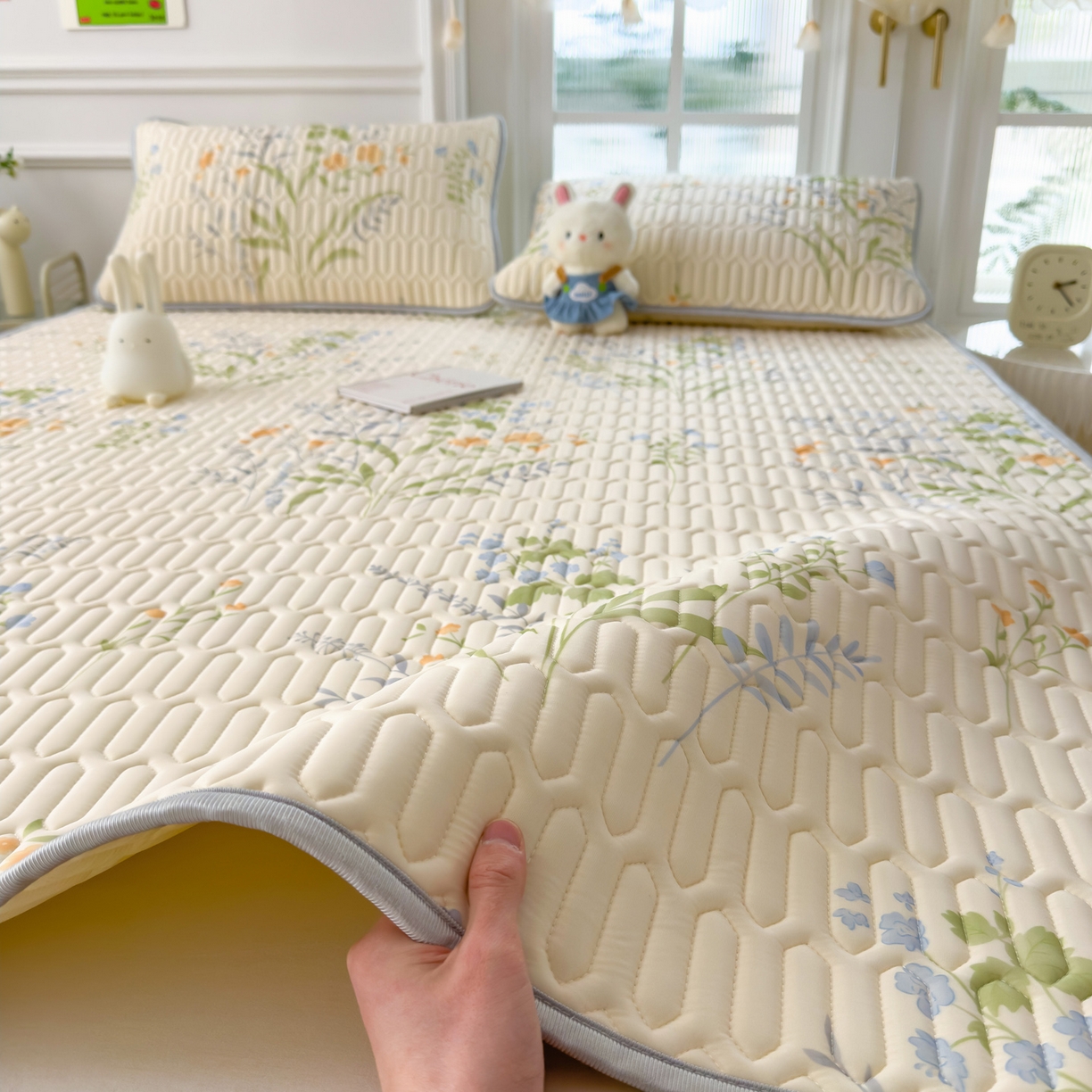 91家纺网 家纺一手货源 找家纺 摩妮卡 2026新款数码大版小清新乳胶凉席床席款三件套-场景二 清新花语