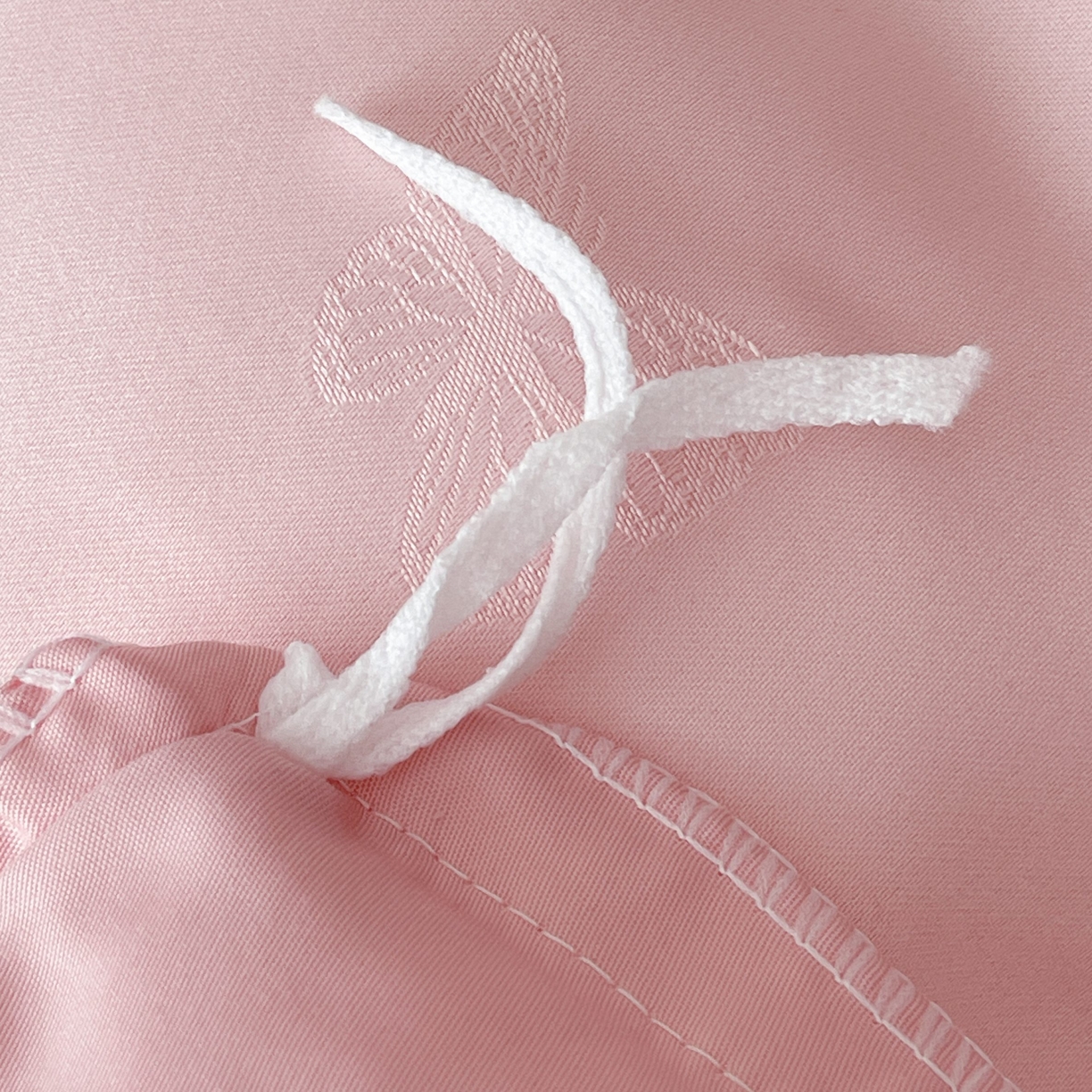 91家纺网 家纺一手货源 找家纺 大麦乐田 2026春夏新款贡缎提花花边双拼四件套 蝴蝶 香粉玉