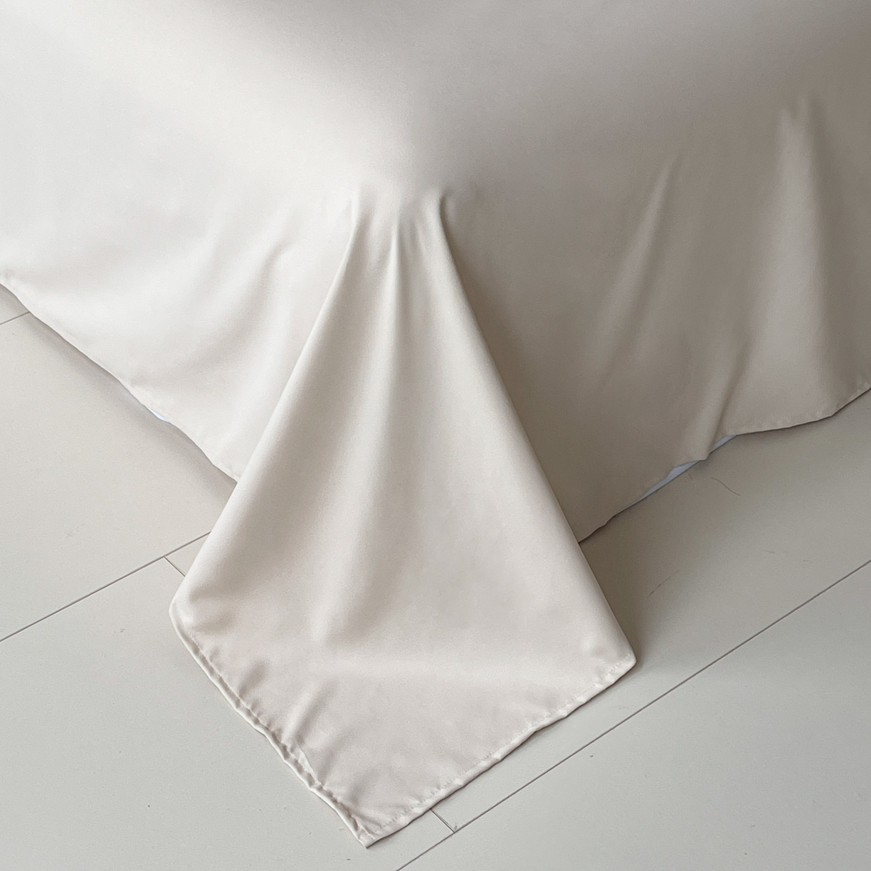 91家纺网 家纺一手货源 找家纺 大麦乐田 2026春夏新款贡缎提花花边双拼四件套 玫瑰 奶白米