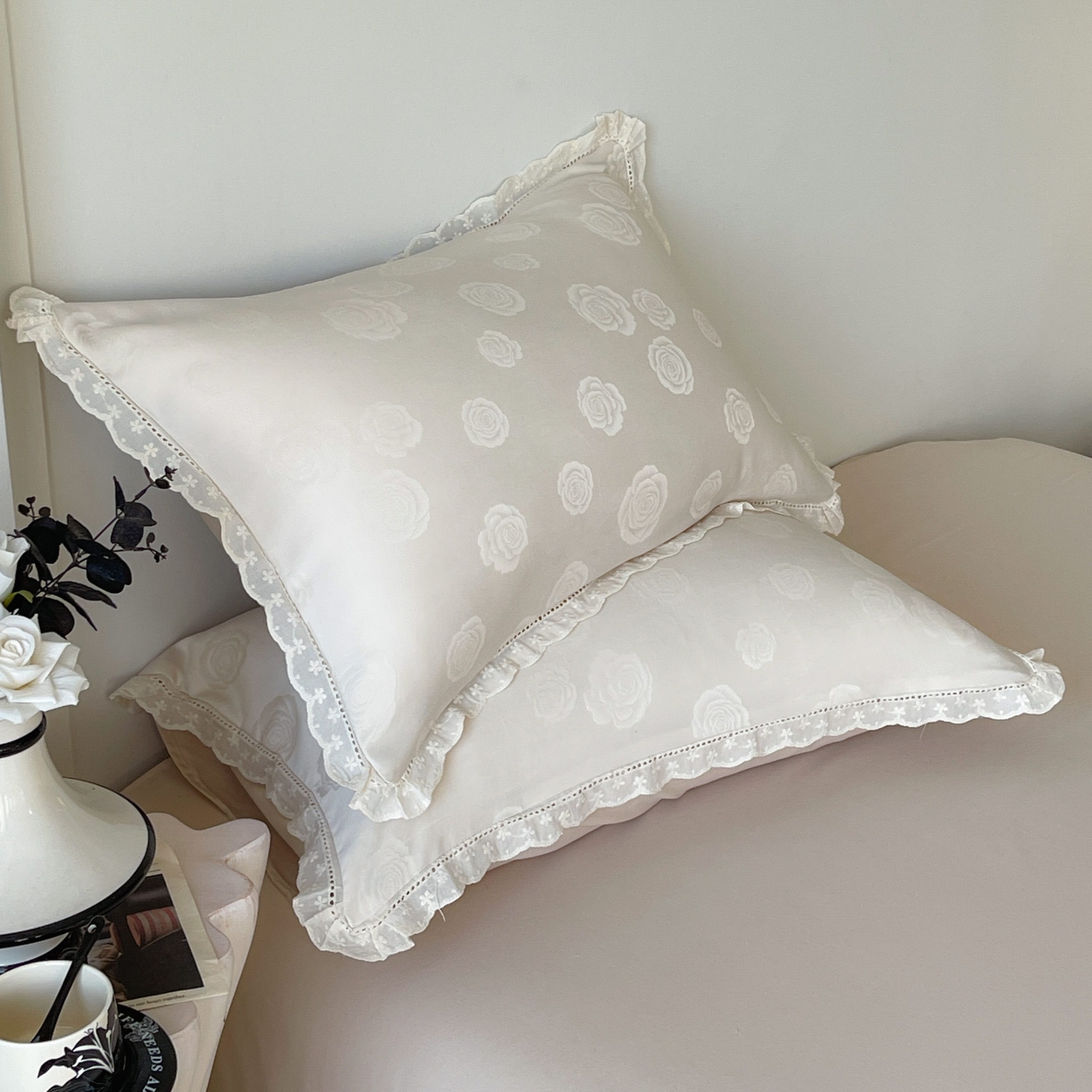 91家纺网 家纺一手货源 找家纺 大麦乐田 2026春夏新款贡缎提花花边双拼四件套 玫瑰 奶白米