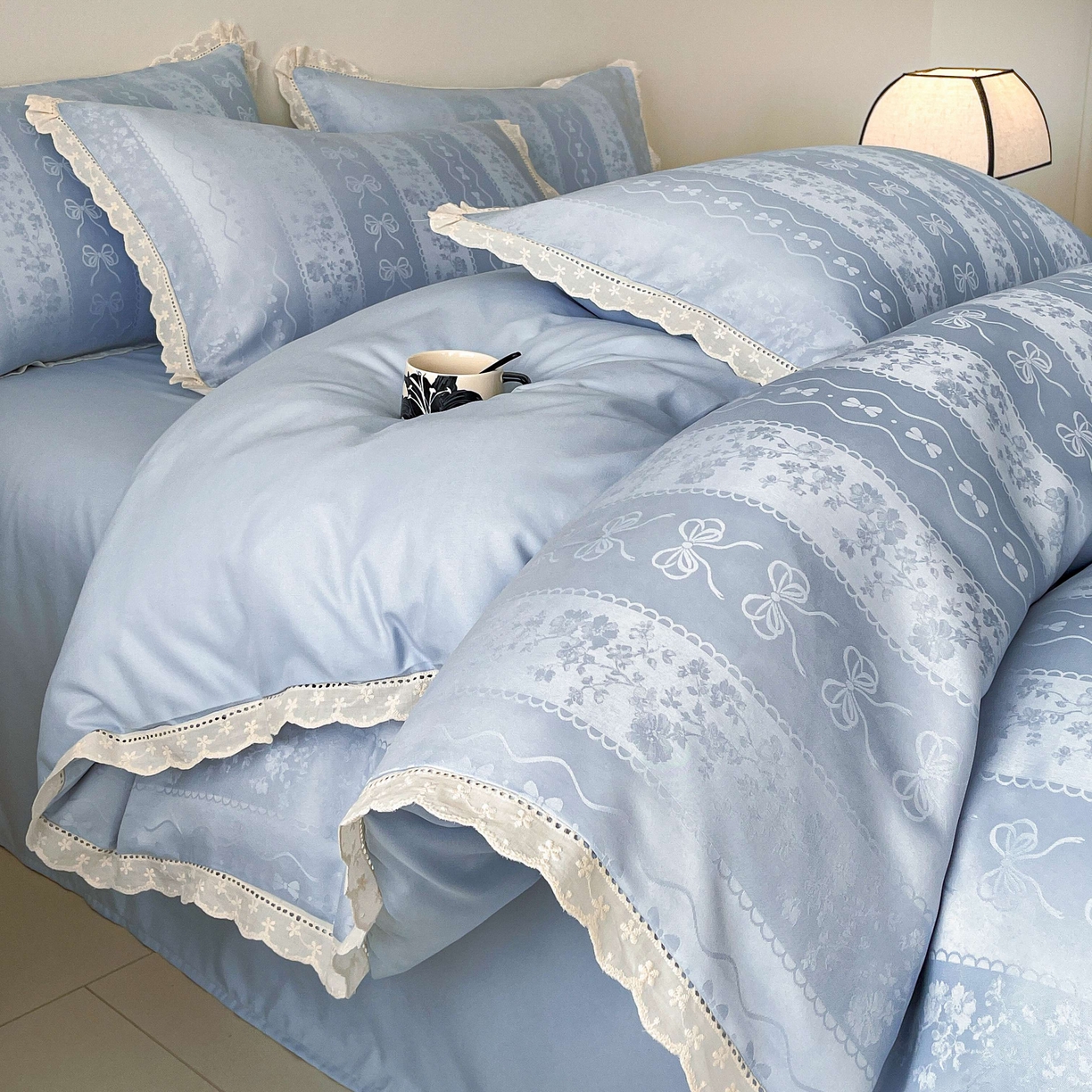 91家纺网 家纺一手货源 找家纺 大麦乐田 2026春夏新款贡缎提花花边双拼四件套 恬梦 山水兰