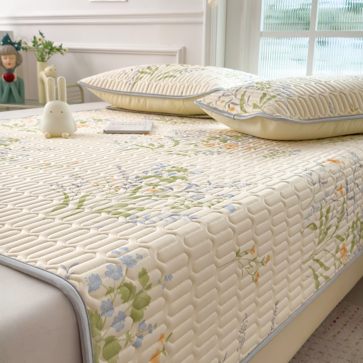 91家纺网 家纺一手货源 找家纺 摩妮卡 2026新款数码大版小清新乳胶凉席床席款三件套-场景二 清新花语