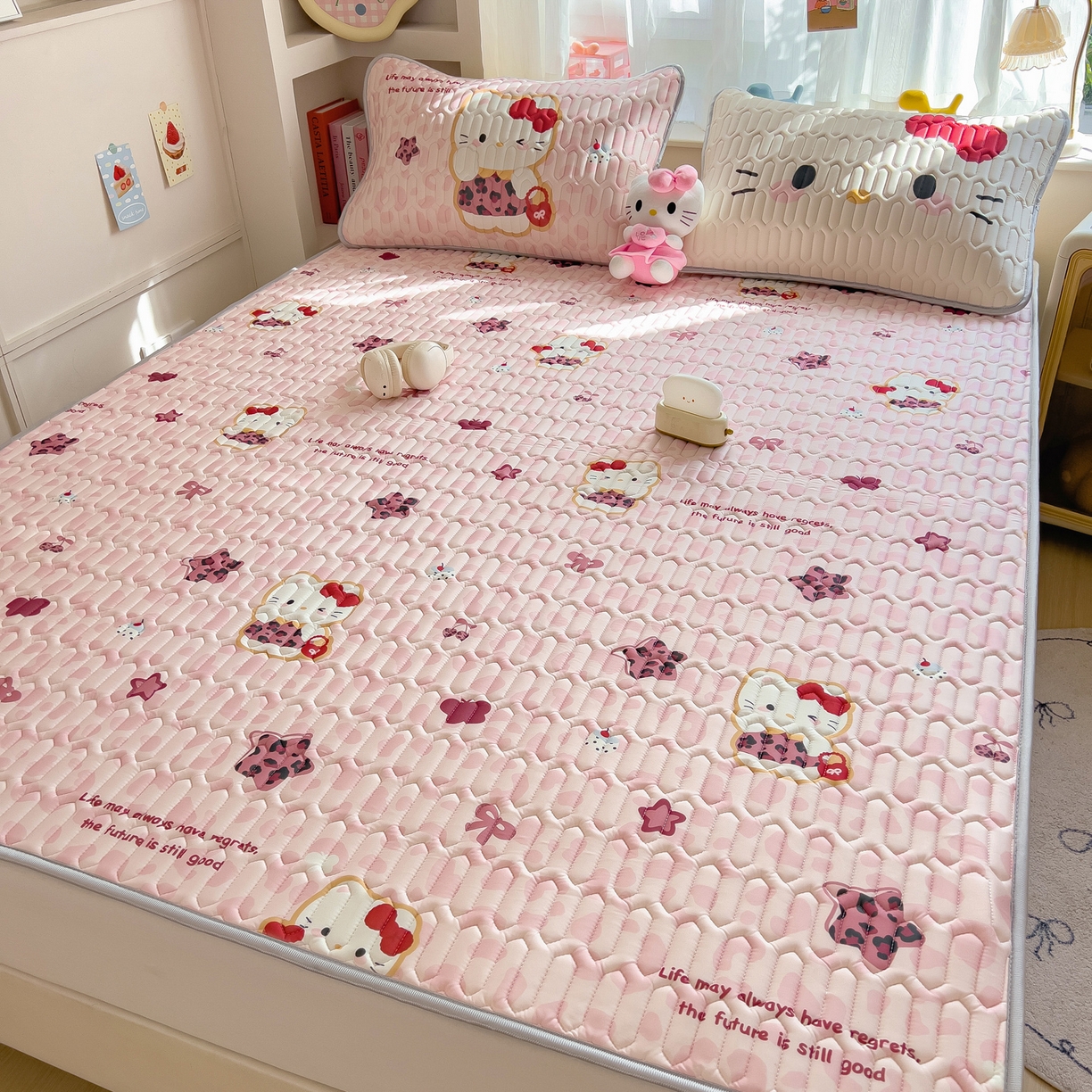 91家纺网 家纺一手货源 找家纺 摩妮卡 2026新款数码大版小清新乳胶凉席床席款三件套-场景二 趣巧小猫咪-粉