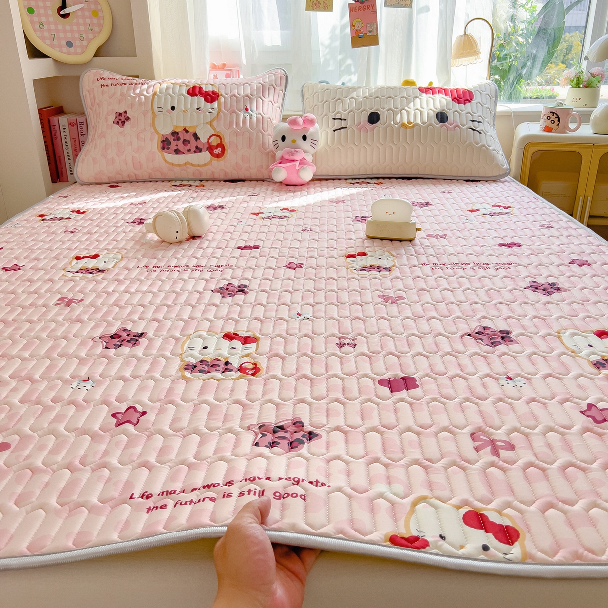 91家纺网 家纺一手货源 找家纺 摩妮卡 2026新款数码大版小清新乳胶凉席床席款三件套-场景二 趣巧小猫咪-粉