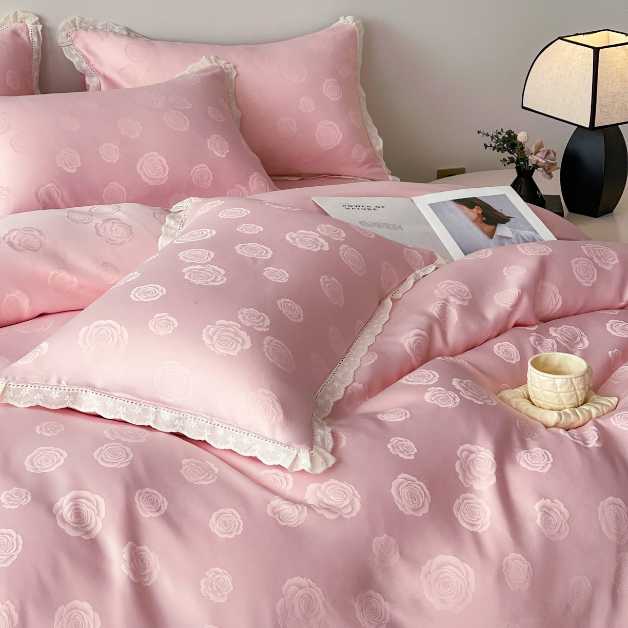 91家纺网 家纺一手货源 找家纺 大麦乐田 2026春夏新款贡缎提花花边双拼四件套 玫瑰 香粉玉