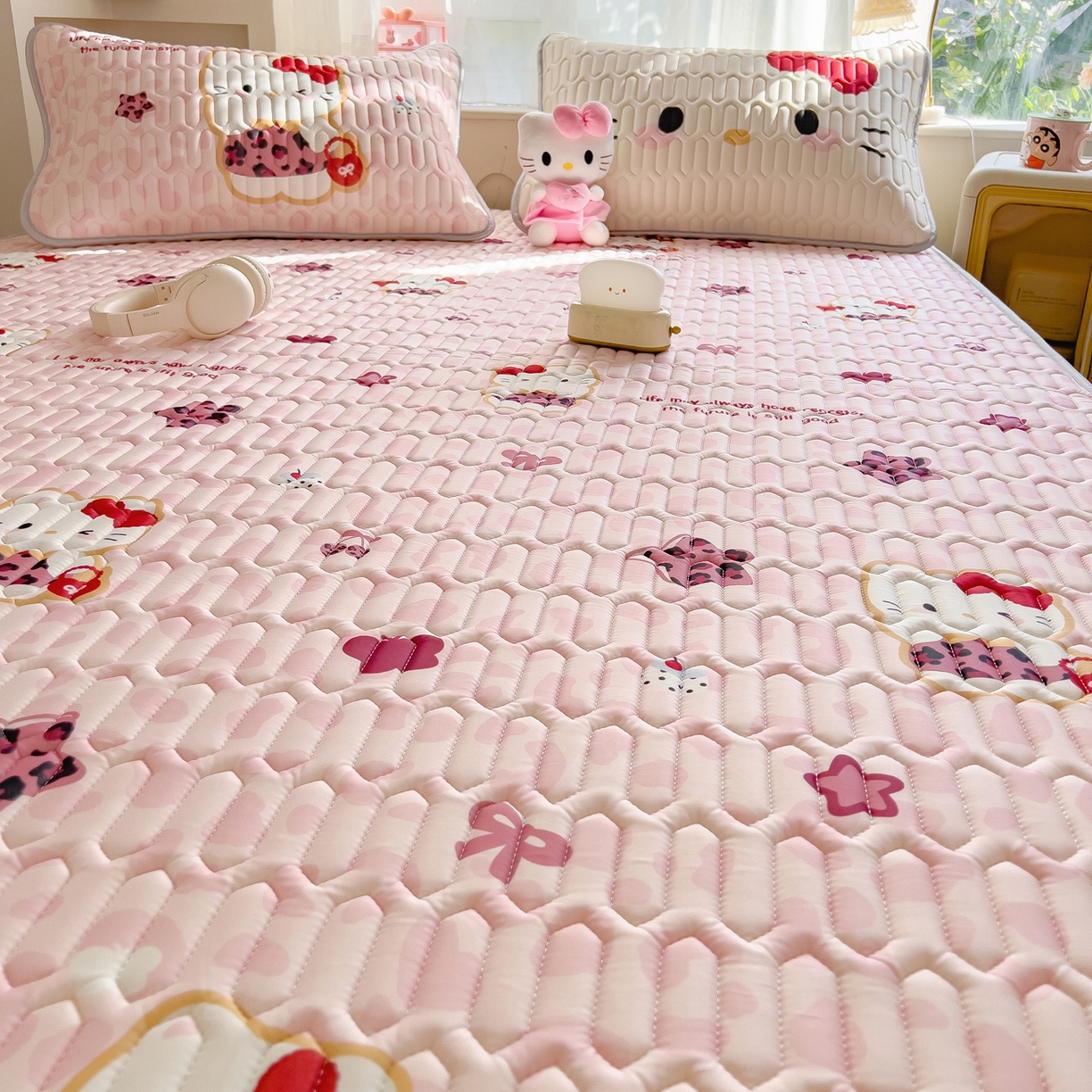 91家纺网 家纺一手货源 找家纺 摩妮卡 2026新款数码大版小清新乳胶凉席床席款三件套-场景二 趣巧小猫咪-粉