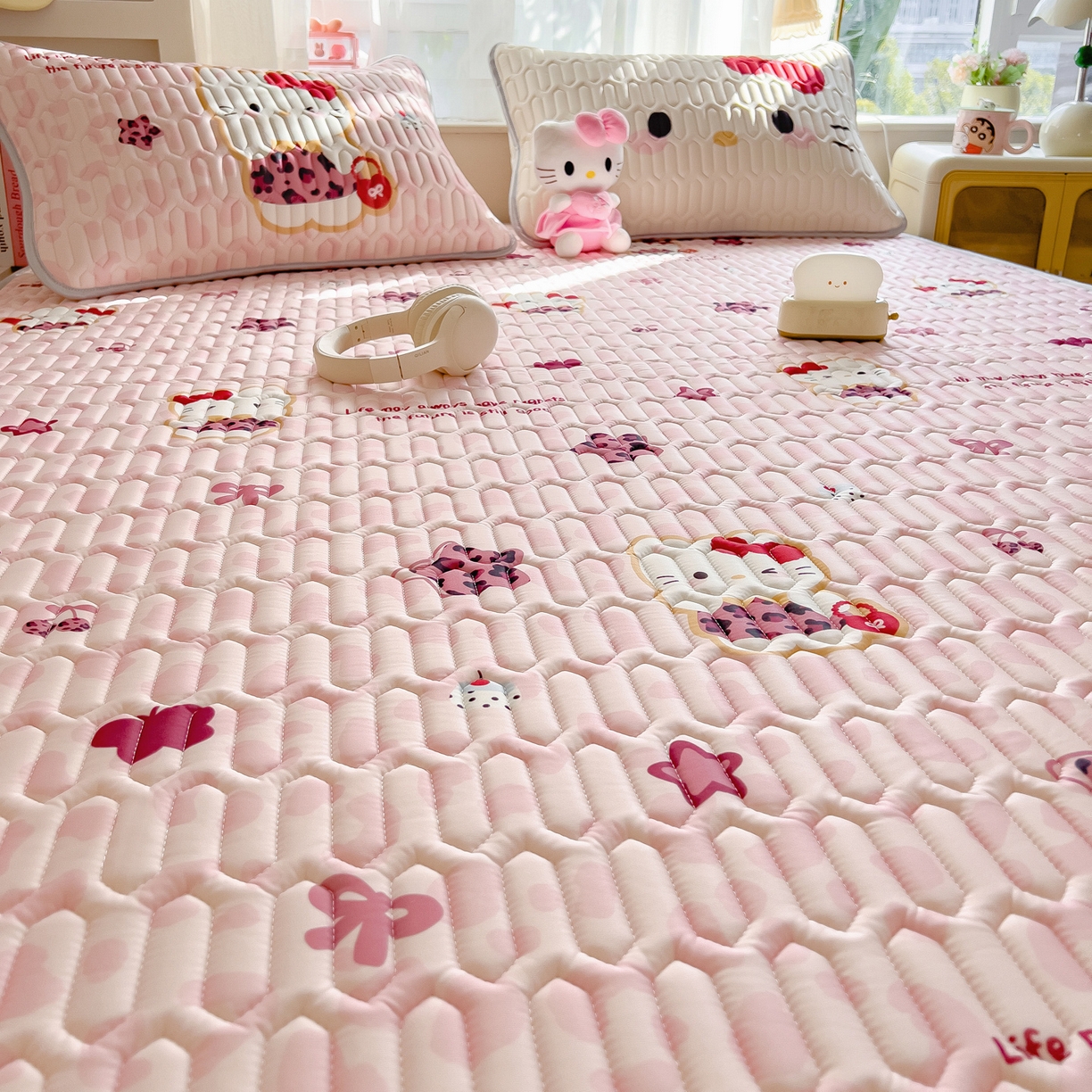 91家纺网 家纺一手货源 找家纺 摩妮卡 2026新款数码大版小清新乳胶凉席床席款三件套-场景二 趣巧小猫咪-粉