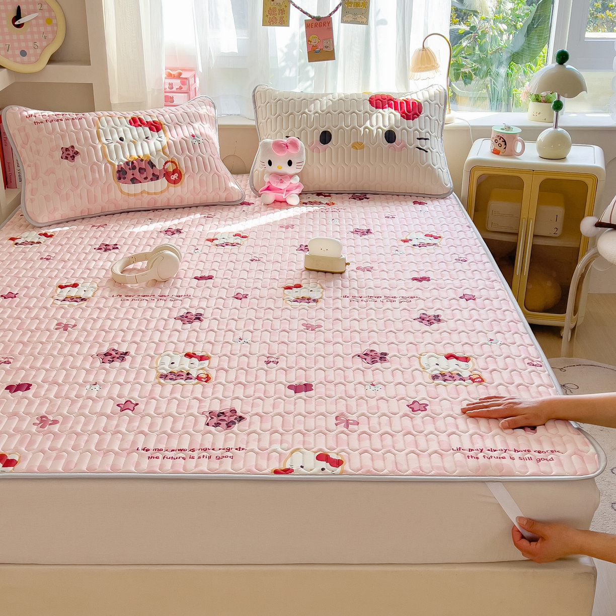 91家纺网 家纺一手货源 找家纺 摩妮卡 2026新款数码大版小清新乳胶凉席床席款三件套-场景二 趣巧小猫咪-粉