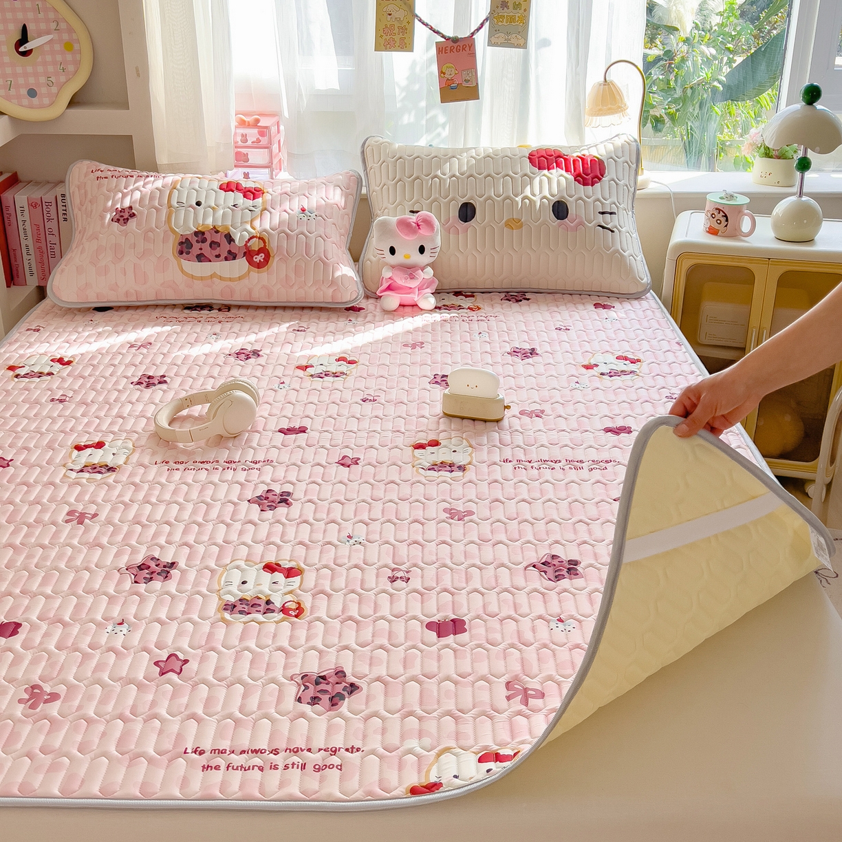 91家纺网 家纺一手货源 找家纺 摩妮卡 2026新款数码大版小清新乳胶凉席床席款三件套-场景二 趣巧小猫咪-粉