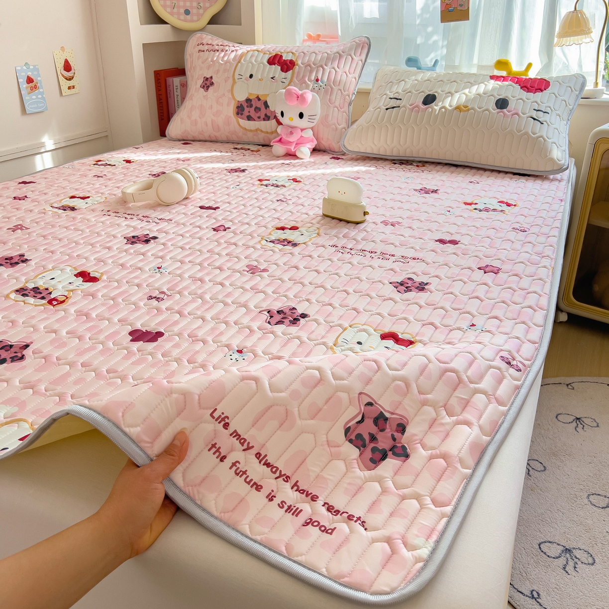 91家纺网 家纺一手货源 找家纺 摩妮卡 2026新款数码大版小清新乳胶凉席床席款三件套-场景二 趣巧小猫咪-粉