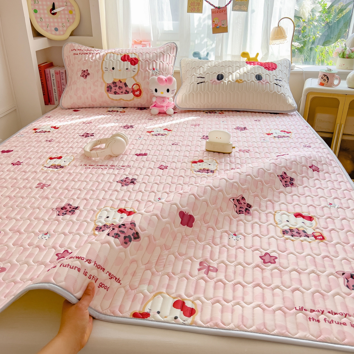 91家纺网 家纺一手货源 找家纺 摩妮卡 2026新款数码大版小清新乳胶凉席床席款三件套-场景二 趣巧小猫咪-粉