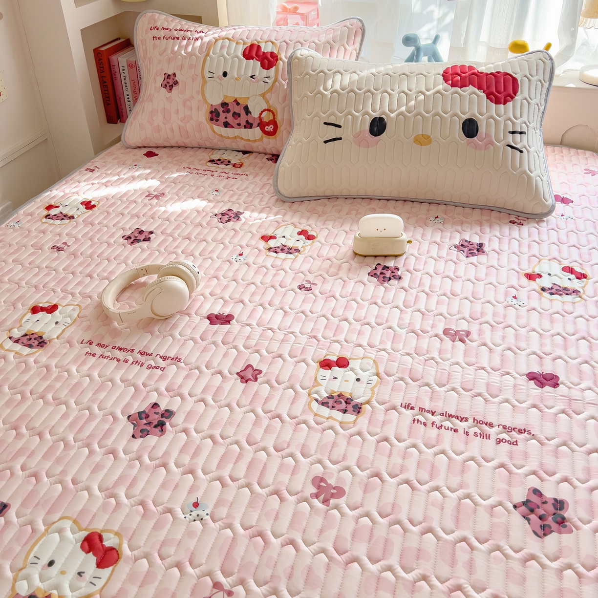 91家纺网 家纺一手货源 找家纺 摩妮卡 2026新款数码大版小清新乳胶凉席床席款三件套-场景二 趣巧小猫咪-粉