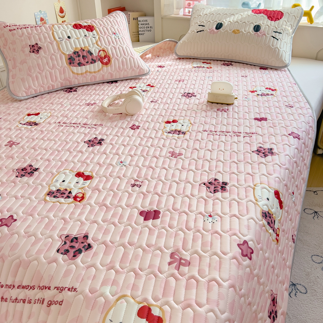 91家纺网 家纺一手货源 找家纺 摩妮卡 2026新款数码大版小清新乳胶凉席床席款三件套-场景二 趣巧小猫咪-粉