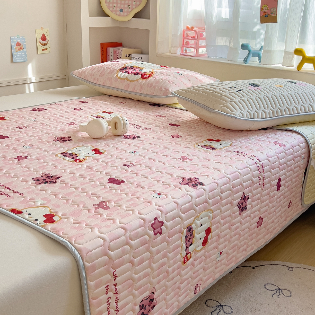 91家纺网 家纺一手货源 找家纺 摩妮卡 2026新款数码大版小清新乳胶凉席床席款三件套-场景二 趣巧小猫咪-粉