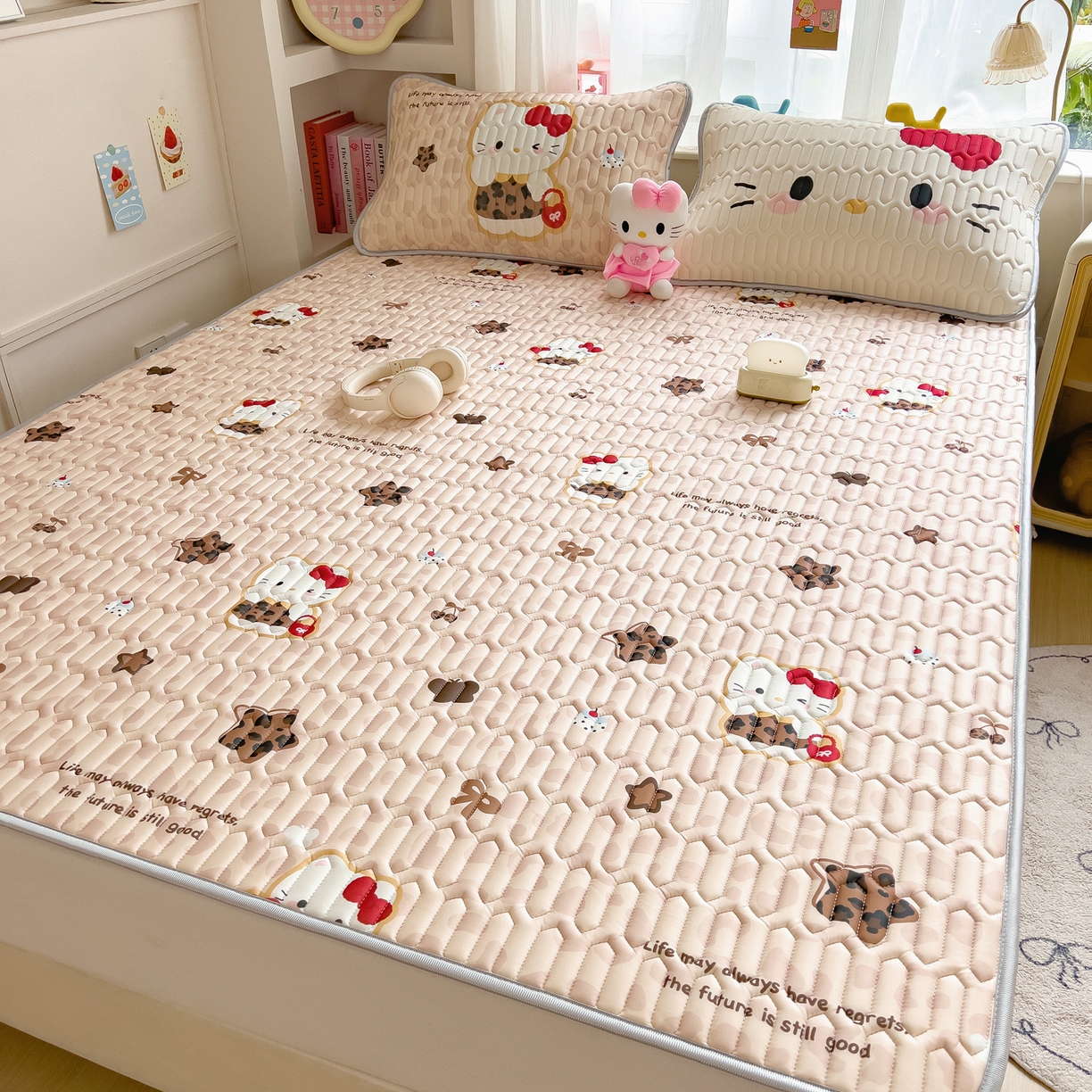 91家纺网 家纺一手货源 找家纺 摩妮卡 2026新款数码大版小清新乳胶凉席床席款三件套-场景二 趣巧小猫咪-咖