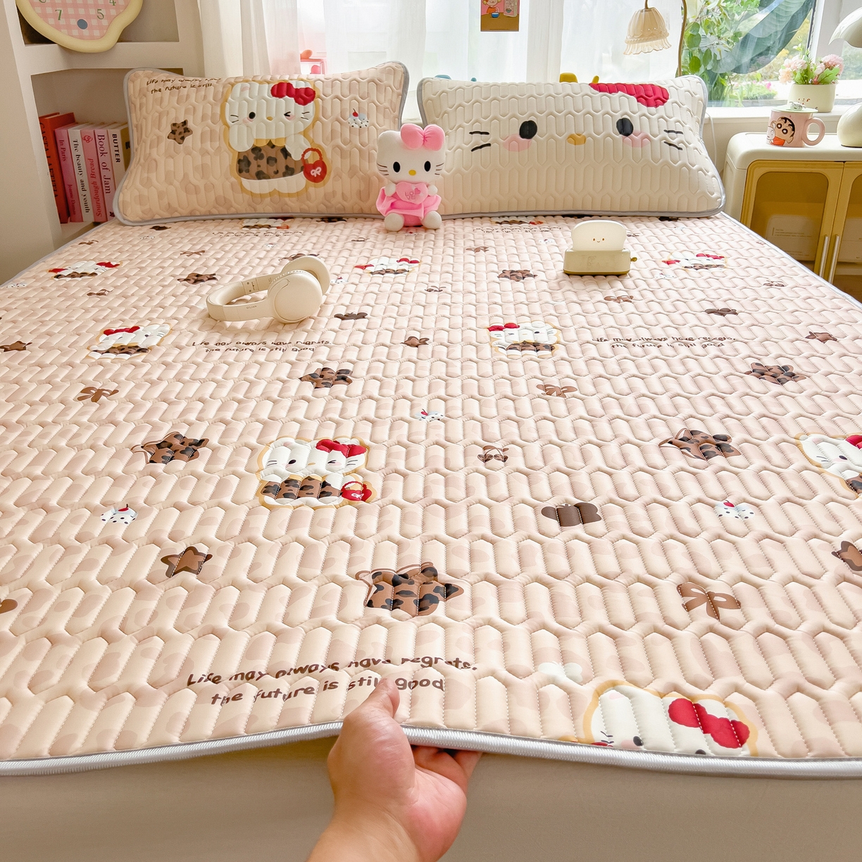 91家纺网 家纺一手货源 找家纺 摩妮卡 2026新款数码大版小清新乳胶凉席床席款三件套-场景二 趣巧小猫咪-咖